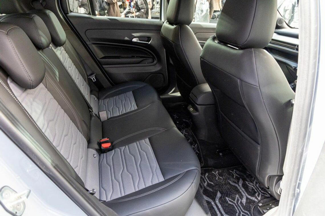 コンパクトSUV「アベンジャー」とは, エクステリア＆インテリアについて, 1.2Lターボ+48Vハイブリッドのパワートレイン, 4輪駆動システムについて, 便利機能・先進運転支援システム, 平野歩夢選手をブランドアンバサダーに若者を狙う