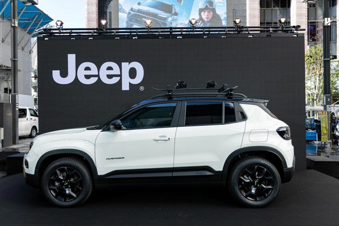 コンパクトSUV「アベンジャー」とは, エクステリア＆インテリアについて, 1.2Lターボ+48Vハイブリッドのパワートレイン, 4輪駆動システムについて, 便利機能・先進運転支援システム, 平野歩夢選手をブランドアンバサダーに若者を狙う