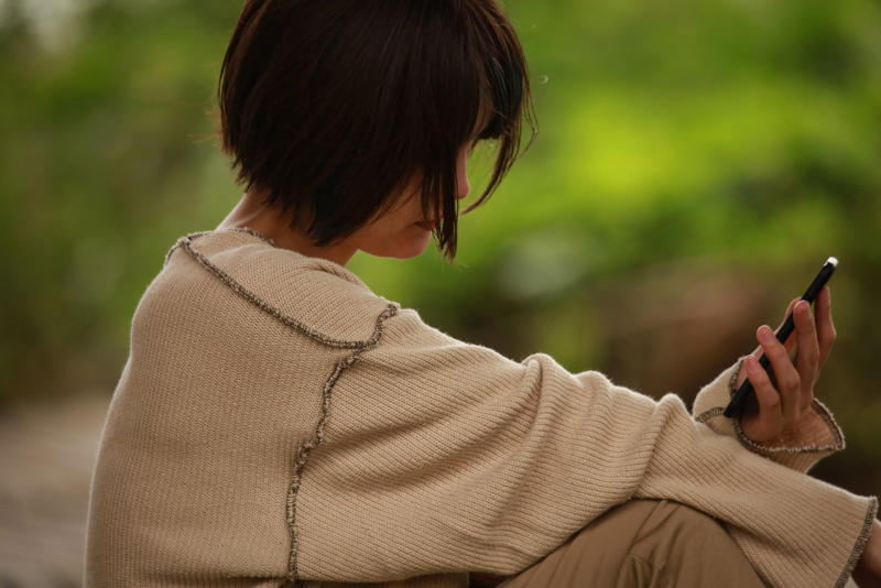 1. 気づけばずっとスマホを見ている, 2.「有意義に過ごさなきゃ」と自分にプレッシャーをかける, 3. 寂しさや不安をごまかすように予定を詰め込む, 4. SNSで他人と比べて落ち込んでしまう, 5.「休むのはダメ」と思い込んでゆっくりできない, 6. 本当にやりたいことを後回しにしてしまう