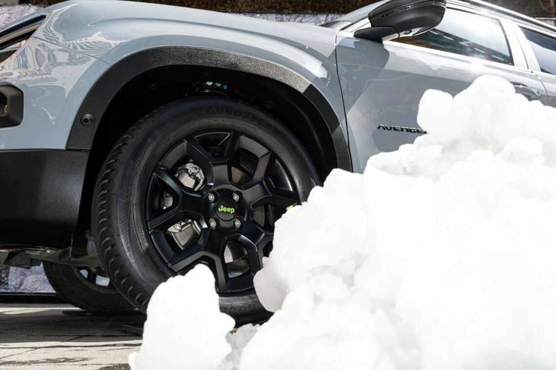 コンパクトSUV「アベンジャー」とは, エクステリア＆インテリアについて, 1.2Lターボ+48Vハイブリッドのパワートレイン, 4輪駆動システムについて, 便利機能・先進運転支援システム, 平野歩夢選手をブランドアンバサダーに若者を狙う