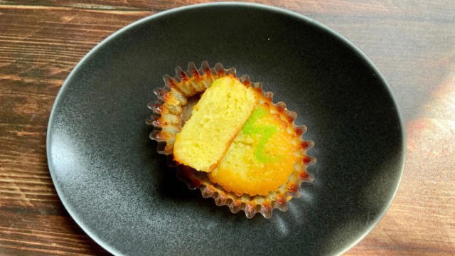 【季節のフルーツの味を手土産に】, 【こだわりの材料】, 【焼き菓子なのにフルーティー】, 【期間＆店舗限定です】