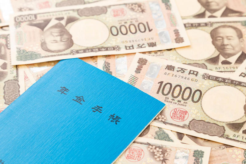 公的年金は国民年金・厚生年金の2階建て構造, 2026年6月支給分から年金が増える！最新の年金額を紹介, 【厚生年金】みんなはいくらもらってる？「年齢別」平均年金月額, 厚生年金・60歳代（60〜69歳）の平均月額, 厚生年金・70歳代（70〜79歳）の平均月額, 厚生年金・80歳代（80〜89歳）の平均月額, 厚生年金・90歳以上の平均月額, 【国民年金】みんなはいくらもらってる？「年齢別」平均年金月額, 国民年金・60歳代（60〜69歳）の平均月額, 国民年金・70歳代（70〜79歳）の平均月額, 国民年金・80歳代（80〜89歳）の平均月額, 国民年金・90歳以上の平均月額, 年金だけで生活できる？シニアの【単身・夫婦世帯】家計収支をチェック, 【65歳以上・無職】「単身世帯」の家計収支, 【65歳以上・無職】「夫婦世帯」の家計収支