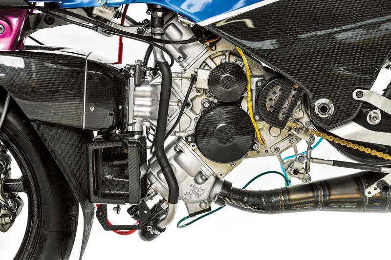 フェラーリで出会った3人が超軽量スポーツバイクを製作, 自社設計の2ストエンジンは75hpの最高出力を発生, オリジナリティに溢れるカーボンを多用したシャシー, 超軽量なマシンが生み出すライディングエクスペリエンス