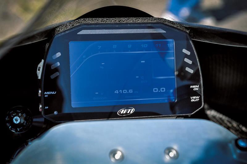 フェラーリで出会った3人が超軽量スポーツバイクを製作, 自社設計の2ストエンジンは75hpの最高出力を発生, オリジナリティに溢れるカーボンを多用したシャシー, 超軽量なマシンが生み出すライディングエクスペリエンス