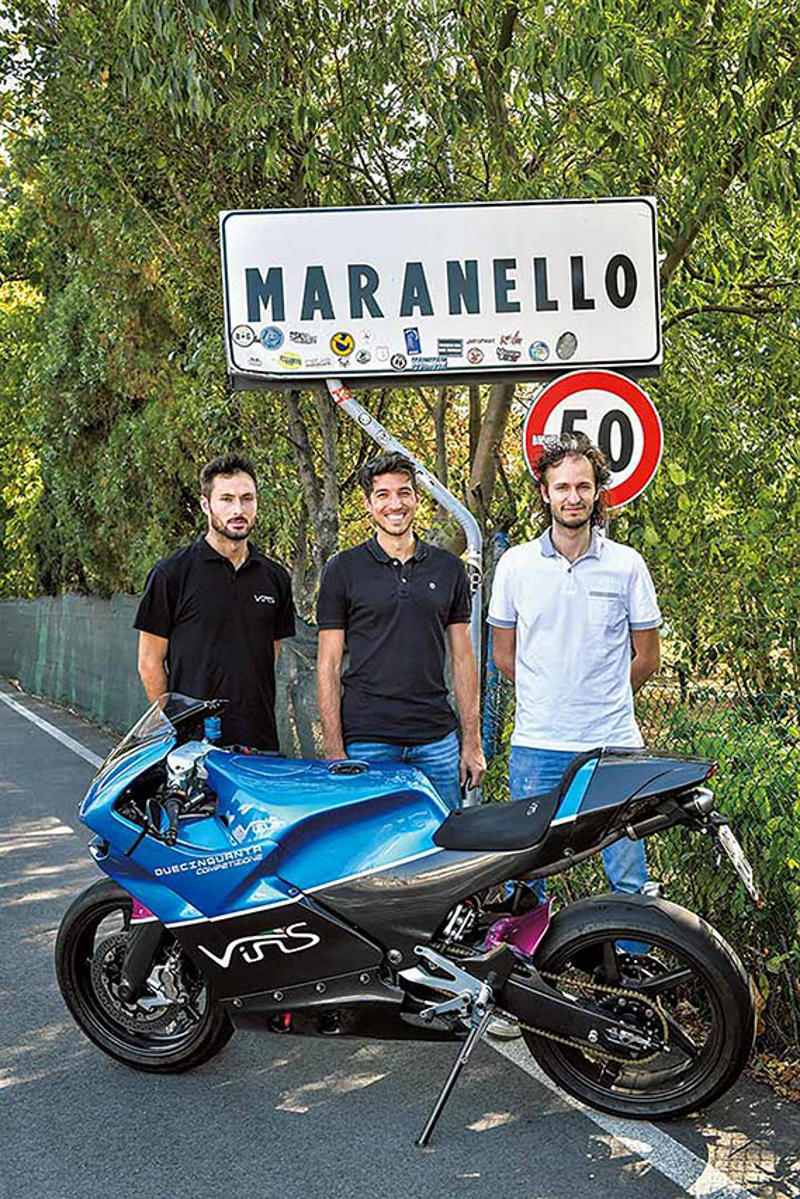 フェラーリで出会った3人が超軽量スポーツバイクを製作, 自社設計の2ストエンジンは75hpの最高出力を発生, オリジナリティに溢れるカーボンを多用したシャシー, 超軽量なマシンが生み出すライディングエクスペリエンス