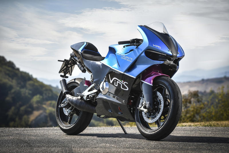 フェラーリで出会った3人が超軽量スポーツバイクを製作, 自社設計の2ストエンジンは75hpの最高出力を発生, オリジナリティに溢れるカーボンを多用したシャシー, 超軽量なマシンが生み出すライディングエクスペリエンス