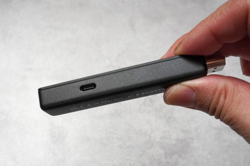 待望のUSB-C採用！速度が30％アップした新型「Fire TV Stick HD」, 【ポイント1】動作が高速化！HDMIポートに干渉しないスリムボディ, 【ポイント2】USB-C端子を搭載！テレビからの直接給電で配線スッキリ, ホーム画面がリニューアル！日本向けに「アニメ」タブも新設, スマートテレビより快適!? 旅行先のホテルに持ち込むユーザーも急増中, 【まとめ】ノンストレスで動画を楽しみたい人に最適なストリーミングデバイス