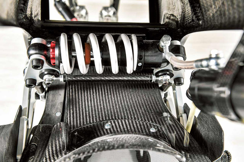 フェラーリで出会った3人が超軽量スポーツバイクを製作, 自社設計の2ストエンジンは75hpの最高出力を発生, オリジナリティに溢れるカーボンを多用したシャシー, 超軽量なマシンが生み出すライディングエクスペリエンス