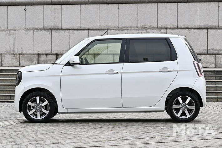 新型スーパーワンの価格を徹底解説！ 補助金130万円で軽のガソリン車より安くなる理由, 「選ぶ楽しさ」がなかった日本の電気自動車市場を変える、待望のスポーツモデル, 補助金130万円でガソリン車「N-ONE RS」を下回る価格の逆転現象, 実質価格209万円なのに、ワイドボディやシート、BOSE製のオーディオなど専用装備も充実, 車体の幅を広げて外観の良さを引き立てた, 大人4人が乗れる広さと、体をしっかり支える専用の前席, 9インチGoogle搭載ディスプレイ＆BOSEサウンドなど充実の標準装備, 充実装備に加え、遊び心もあり！ ブーストモードの演出, 1090kgの軽い車体と電気自動車ならではの素早い加速, 15インチタイヤと低い重心がもたらす安定した走り, 効率を捨ててまで作り込んだ「音と変速」の仕組み！ 賛否が分かれるこだわりの制御, 専用スイッチが引き出す95馬力の実力と「BOSE」が奏でる疑似エンジン音, 効率を捨ててまで徹底再現したガソリン車の出力特性と変速時の挙動, 結論！ 新型スーパーワンは価格を上回る充実した仕上がり！ 購入するなら早めの行動を
