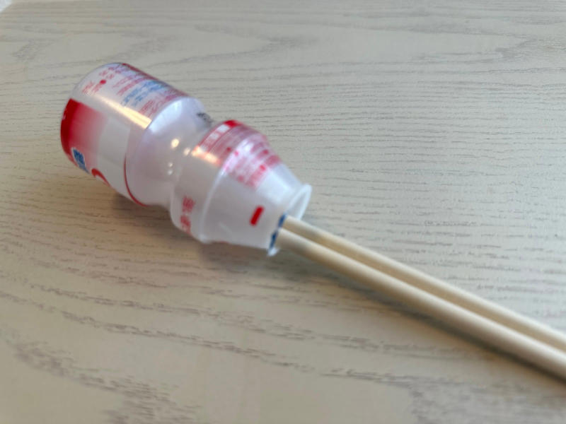 「ヤクルトの空き容器」で作れるものとは？, 細長いグラスなどの洗浄に, 1.輪ゴムと割り箸を用意する, 2.割り箸を容器に入れる, 3.キッチンペーパーを巻き付けて輪ゴムで留める, ヤクルトの空き容器でスッキリきれいに