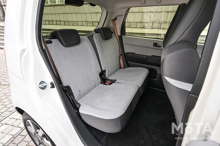 新型スーパーワンの価格を徹底解説！ 補助金130万円で軽のガソリン車より安くなる理由, 「選ぶ楽しさ」がなかった日本の電気自動車市場を変える、待望のスポーツモデル, 補助金130万円でガソリン車「N-ONE RS」を下回る価格の逆転現象, 実質価格209万円なのに、ワイドボディやシート、BOSE製のオーディオなど専用装備も充実, 車体の幅を広げて外観の良さを引き立てた, 大人4人が乗れる広さと、体をしっかり支える専用の前席, 9インチGoogle搭載ディスプレイ＆BOSEサウンドなど充実の標準装備, 充実装備に加え、遊び心もあり！ ブーストモードの演出, 1090kgの軽い車体と電気自動車ならではの素早い加速, 15インチタイヤと低い重心がもたらす安定した走り, 効率を捨ててまで作り込んだ「音と変速」の仕組み！ 賛否が分かれるこだわりの制御, 専用スイッチが引き出す95馬力の実力と「BOSE」が奏でる疑似エンジン音, 効率を捨ててまで徹底再現したガソリン車の出力特性と変速時の挙動, 結論！ 新型スーパーワンは価格を上回る充実した仕上がり！ 購入するなら早めの行動を