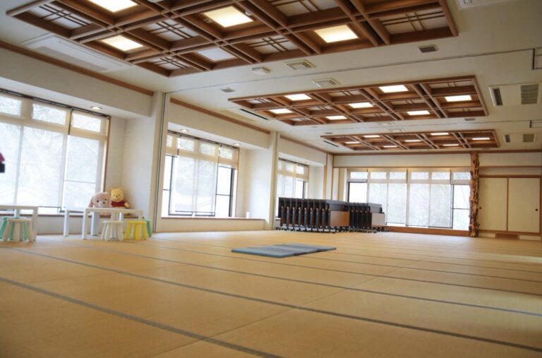 黒山三滝すぐそば。自然を感じたあとに立ち寄りたい「喫茶三滝-香り屋- 」, 元旅館をリノベーション。レトロで落ち着く空間, 地域のつながりから生まれるハンドメイド作品, 越生を盛り上げたい！という想いから生まれた場所, 素材にこだわった、満足感のある一杯, ボリューム満点！親子で楽しめるホットサンド, 無料がうれしい「おさがりお譲り会」, イベントや交流の場として広がる可能性, うれしい特典も！観光の合間に立ち寄ろう