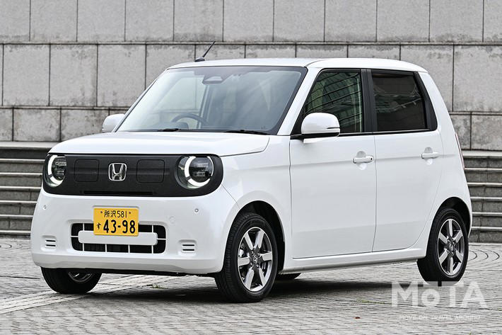新型スーパーワンの価格を徹底解説！ 補助金130万円で軽のガソリン車より安くなる理由, 「選ぶ楽しさ」がなかった日本の電気自動車市場を変える、待望のスポーツモデル, 補助金130万円でガソリン車「N-ONE RS」を下回る価格の逆転現象, 実質価格209万円なのに、ワイドボディやシート、BOSE製のオーディオなど専用装備も充実, 車体の幅を広げて外観の良さを引き立てた, 大人4人が乗れる広さと、体をしっかり支える専用の前席, 9インチGoogle搭載ディスプレイ＆BOSEサウンドなど充実の標準装備, 充実装備に加え、遊び心もあり！ ブーストモードの演出, 1090kgの軽い車体と電気自動車ならではの素早い加速, 15インチタイヤと低い重心がもたらす安定した走り, 効率を捨ててまで作り込んだ「音と変速」の仕組み！ 賛否が分かれるこだわりの制御, 専用スイッチが引き出す95馬力の実力と「BOSE」が奏でる疑似エンジン音, 効率を捨ててまで徹底再現したガソリン車の出力特性と変速時の挙動, 結論！ 新型スーパーワンは価格を上回る充実した仕上がり！ 購入するなら早めの行動を