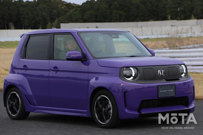 新型スーパーワンの価格を徹底解説！ 補助金130万円で軽のガソリン車より安くなる理由, 「選ぶ楽しさ」がなかった日本の電気自動車市場を変える、待望のスポーツモデル, 補助金130万円でガソリン車「N-ONE RS」を下回る価格の逆転現象, 実質価格209万円なのに、ワイドボディやシート、BOSE製のオーディオなど専用装備も充実, 車体の幅を広げて外観の良さを引き立てた, 大人4人が乗れる広さと、体をしっかり支える専用の前席, 9インチGoogle搭載ディスプレイ＆BOSEサウンドなど充実の標準装備, 充実装備に加え、遊び心もあり！ ブーストモードの演出, 1090kgの軽い車体と電気自動車ならではの素早い加速, 15インチタイヤと低い重心がもたらす安定した走り, 効率を捨ててまで作り込んだ「音と変速」の仕組み！ 賛否が分かれるこだわりの制御, 専用スイッチが引き出す95馬力の実力と「BOSE」が奏でる疑似エンジン音, 効率を捨ててまで徹底再現したガソリン車の出力特性と変速時の挙動, 結論！ 新型スーパーワンは価格を上回る充実した仕上がり！ 購入するなら早めの行動を