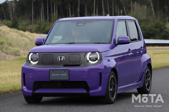 新型スーパーワンの価格を徹底解説！ 補助金130万円で軽のガソリン車より安くなる理由, 「選ぶ楽しさ」がなかった日本の電気自動車市場を変える、待望のスポーツモデル, 補助金130万円でガソリン車「N-ONE RS」を下回る価格の逆転現象, 実質価格209万円なのに、ワイドボディやシート、BOSE製のオーディオなど専用装備も充実, 車体の幅を広げて外観の良さを引き立てた, 大人4人が乗れる広さと、体をしっかり支える専用の前席, 9インチGoogle搭載ディスプレイ＆BOSEサウンドなど充実の標準装備, 充実装備に加え、遊び心もあり！ ブーストモードの演出, 1090kgの軽い車体と電気自動車ならではの素早い加速, 15インチタイヤと低い重心がもたらす安定した走り, 効率を捨ててまで作り込んだ「音と変速」の仕組み！ 賛否が分かれるこだわりの制御, 専用スイッチが引き出す95馬力の実力と「BOSE」が奏でる疑似エンジン音, 効率を捨ててまで徹底再現したガソリン車の出力特性と変速時の挙動, 結論！ 新型スーパーワンは価格を上回る充実した仕上がり！ 購入するなら早めの行動を
