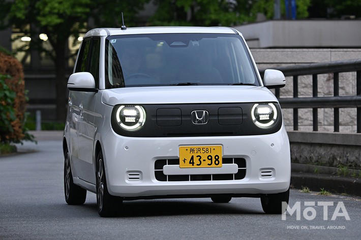 新型スーパーワンの価格を徹底解説！ 補助金130万円で軽のガソリン車より安くなる理由, 「選ぶ楽しさ」がなかった日本の電気自動車市場を変える、待望のスポーツモデル, 補助金130万円でガソリン車「N-ONE RS」を下回る価格の逆転現象, 実質価格209万円なのに、ワイドボディやシート、BOSE製のオーディオなど専用装備も充実, 車体の幅を広げて外観の良さを引き立てた, 大人4人が乗れる広さと、体をしっかり支える専用の前席, 9インチGoogle搭載ディスプレイ＆BOSEサウンドなど充実の標準装備, 充実装備に加え、遊び心もあり！ ブーストモードの演出, 1090kgの軽い車体と電気自動車ならではの素早い加速, 15インチタイヤと低い重心がもたらす安定した走り, 効率を捨ててまで作り込んだ「音と変速」の仕組み！ 賛否が分かれるこだわりの制御, 専用スイッチが引き出す95馬力の実力と「BOSE」が奏でる疑似エンジン音, 効率を捨ててまで徹底再現したガソリン車の出力特性と変速時の挙動, 結論！ 新型スーパーワンは価格を上回る充実した仕上がり！ 購入するなら早めの行動を