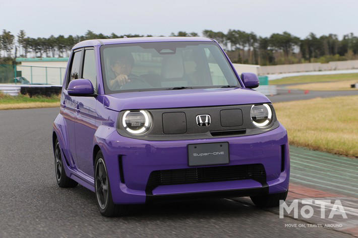 新型スーパーワンの価格を徹底解説！ 補助金130万円で軽のガソリン車より安くなる理由, 「選ぶ楽しさ」がなかった日本の電気自動車市場を変える、待望のスポーツモデル, 補助金130万円でガソリン車「N-ONE RS」を下回る価格の逆転現象, 実質価格209万円なのに、ワイドボディやシート、BOSE製のオーディオなど専用装備も充実, 車体の幅を広げて外観の良さを引き立てた, 大人4人が乗れる広さと、体をしっかり支える専用の前席, 9インチGoogle搭載ディスプレイ＆BOSEサウンドなど充実の標準装備, 充実装備に加え、遊び心もあり！ ブーストモードの演出, 1090kgの軽い車体と電気自動車ならではの素早い加速, 15インチタイヤと低い重心がもたらす安定した走り, 効率を捨ててまで作り込んだ「音と変速」の仕組み！ 賛否が分かれるこだわりの制御, 専用スイッチが引き出す95馬力の実力と「BOSE」が奏でる疑似エンジン音, 効率を捨ててまで徹底再現したガソリン車の出力特性と変速時の挙動, 結論！ 新型スーパーワンは価格を上回る充実した仕上がり！ 購入するなら早めの行動を