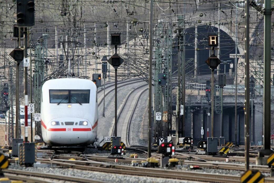 遅れた列車は本当に「ドイツ鉄道」？, 「ドイツの鉄道」が遅れるのは事実だが…, 追いつかないインフラ整備, 「時間通りの国」スイスの“非情”対応, 「ドイツ鉄道」の遅れではなくても…