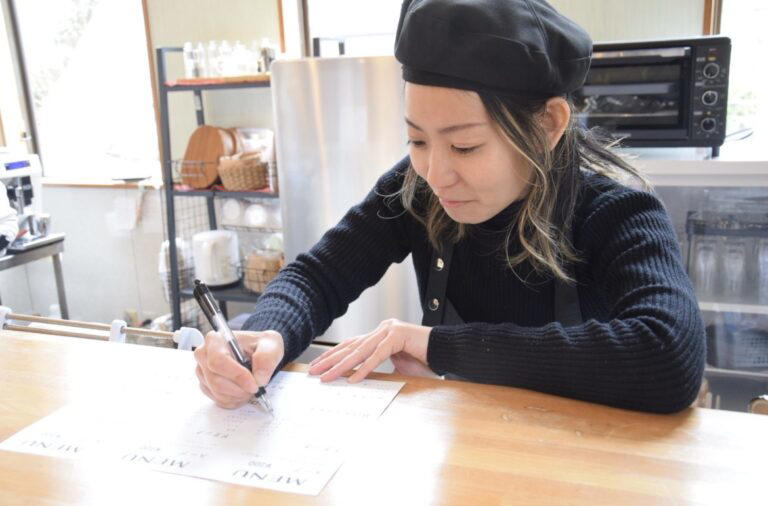 黒山三滝すぐそば。自然を感じたあとに立ち寄りたい「喫茶三滝-香り屋- 」, 元旅館をリノベーション。レトロで落ち着く空間, 地域のつながりから生まれるハンドメイド作品, 越生を盛り上げたい！という想いから生まれた場所, 素材にこだわった、満足感のある一杯, ボリューム満点！親子で楽しめるホットサンド, 無料がうれしい「おさがりお譲り会」, イベントや交流の場として広がる可能性, うれしい特典も！観光の合間に立ち寄ろう