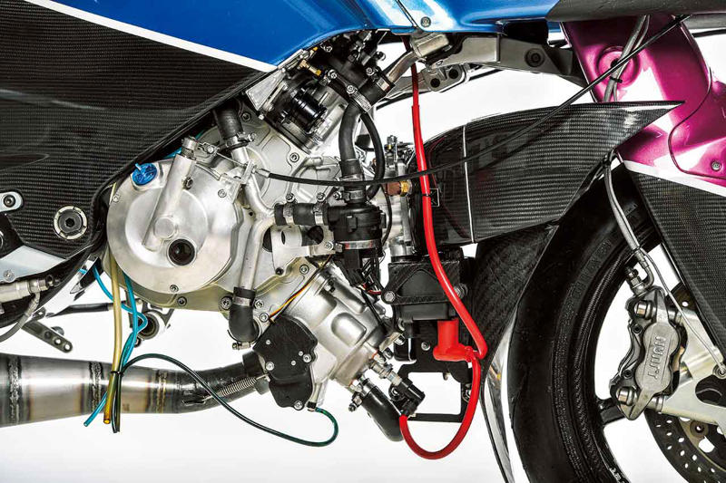 フェラーリで出会った3人が超軽量スポーツバイクを製作, 自社設計の2ストエンジンは75hpの最高出力を発生, オリジナリティに溢れるカーボンを多用したシャシー, 超軽量なマシンが生み出すライディングエクスペリエンス