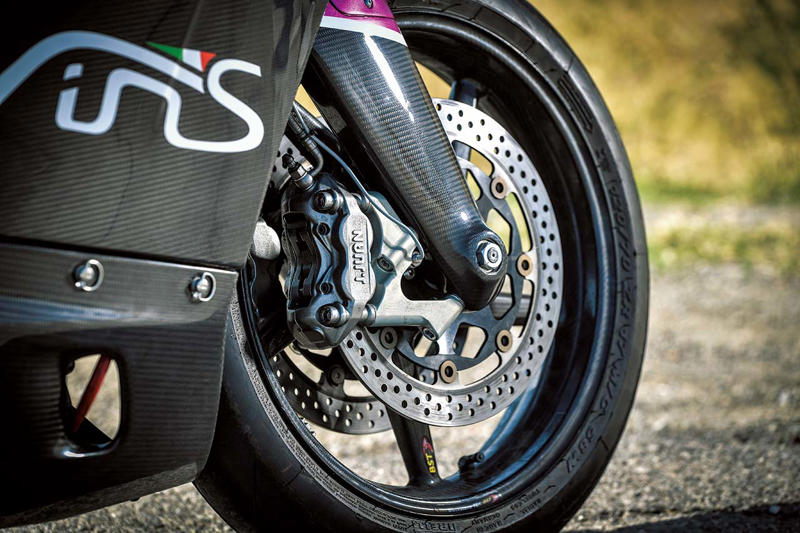 フェラーリで出会った3人が超軽量スポーツバイクを製作, 自社設計の2ストエンジンは75hpの最高出力を発生, オリジナリティに溢れるカーボンを多用したシャシー, 超軽量なマシンが生み出すライディングエクスペリエンス