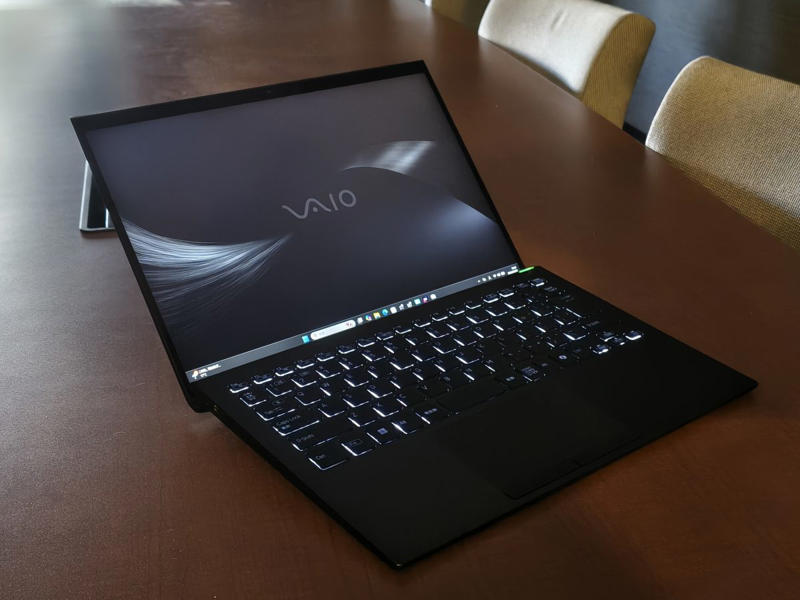 「VAIO SX14」は14.0型ハイエンドモバイルノートPC, Core Ultraプロセッサー搭載でCopilot+ PC準拠に (1/3), Core Ultraプロセッサー搭載でCopilot+ PC準拠に (2/3), Core Ultraプロセッサー搭載でCopilot+ PC準拠に (3/3), AIノイズキャンセリングなどオンライン会議機能も強化 (1/3), AIノイズキャンセリングなどオンライン会議機能も強化 (2/3), AIノイズキャンセリングなどオンライン会議機能も強化 (3/3), 価格は標準仕様モデルが327,800円（税込）から