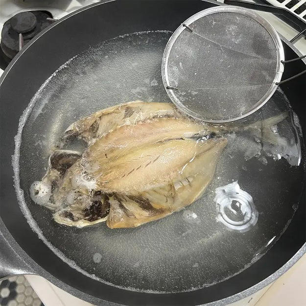 干物は焼かずにゆでてもおいしい？, 【魚の干物、焼くのやめてゆでてみた】「こっちの方がウマい説」実際どうなのか試してみた, 干物は焼く前に洗うと味が変わる？, 【魚の干物はそのまま焼かないで！】ちょっとしたコツでお店レベルの味になる裏技, 元魚屋直伝！ 干物がもっとおいしくなる食べ方, 【元魚屋のおじいちゃんに教えてもらった】パサつく干物がふっくらジューシーに！特売のアジが3,000円の定食レベルになる食べ方