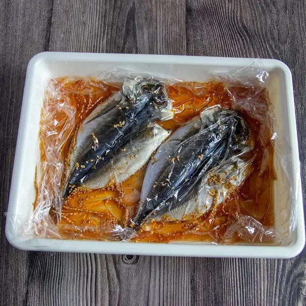 干物は焼かずにゆでてもおいしい？, 【魚の干物、焼くのやめてゆでてみた】「こっちの方がウマい説」実際どうなのか試してみた, 干物は焼く前に洗うと味が変わる？, 【魚の干物はそのまま焼かないで！】ちょっとしたコツでお店レベルの味になる裏技, 元魚屋直伝！ 干物がもっとおいしくなる食べ方, 【元魚屋のおじいちゃんに教えてもらった】パサつく干物がふっくらジューシーに！特売のアジが3,000円の定食レベルになる食べ方