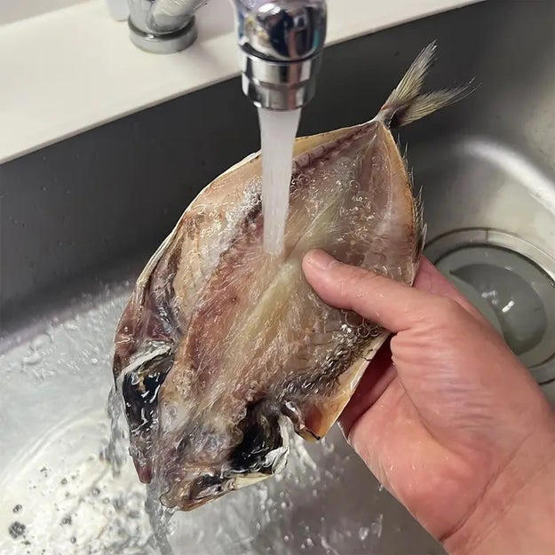 干物は焼かずにゆでてもおいしい？, 【魚の干物、焼くのやめてゆでてみた】「こっちの方がウマい説」実際どうなのか試してみた, 干物は焼く前に洗うと味が変わる？, 【魚の干物はそのまま焼かないで！】ちょっとしたコツでお店レベルの味になる裏技, 元魚屋直伝！ 干物がもっとおいしくなる食べ方, 【元魚屋のおじいちゃんに教えてもらった】パサつく干物がふっくらジューシーに！特売のアジが3,000円の定食レベルになる食べ方