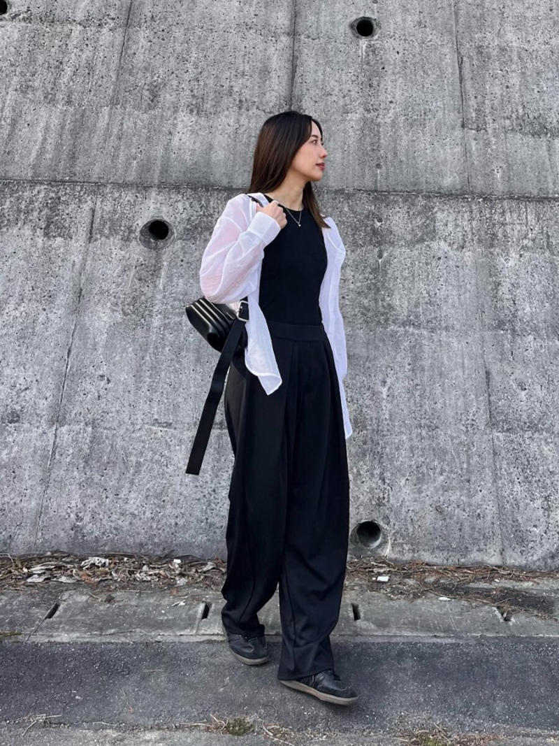 ラクなのにきちんと見える！グレーストライプのイージーパンツコーデ, 淡色で女性らしさ引き立つ♡レースデザイン入り白イージーパンツコーデ, 春にぴったりの甘辛バランス♪カーキのカーゴイージーパンツコーデ, 淡色のワントーンで軽やかに垢抜ける♡落ち感イージーワイドパンツコーデ, モノトーンでスタイリッシュに♪黒のタック入りイージーワイドパンツコーデ