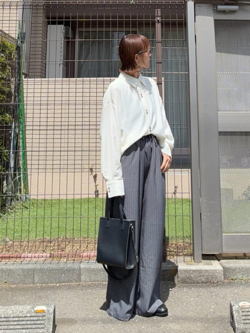 ラクなのにきちんと見える！グレーストライプのイージーパンツコーデ, 淡色で女性らしさ引き立つ♡レースデザイン入り白イージーパンツコーデ, 春にぴったりの甘辛バランス♪カーキのカーゴイージーパンツコーデ, 淡色のワントーンで軽やかに垢抜ける♡落ち感イージーワイドパンツコーデ, モノトーンでスタイリッシュに♪黒のタック入りイージーワイドパンツコーデ