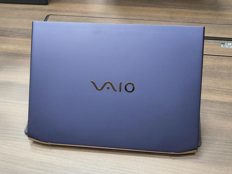 「VAIO SX14」は14.0型ハイエンドモバイルノートPC, Core Ultraプロセッサー搭載でCopilot+ PC準拠に (1/3), Core Ultraプロセッサー搭載でCopilot+ PC準拠に (2/3), Core Ultraプロセッサー搭載でCopilot+ PC準拠に (3/3), AIノイズキャンセリングなどオンライン会議機能も強化 (1/3), AIノイズキャンセリングなどオンライン会議機能も強化 (2/3), AIノイズキャンセリングなどオンライン会議機能も強化 (3/3), 価格は標準仕様モデルが327,800円（税込）から