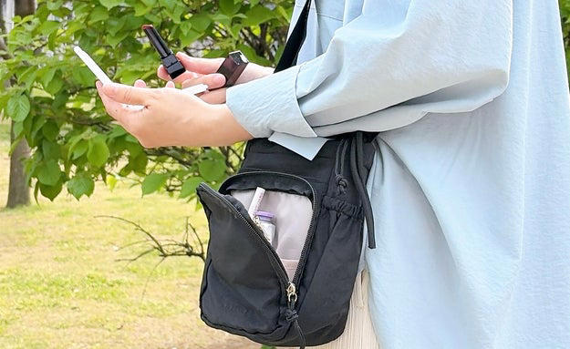こだわりが詰まった「多機能バッグ」が、雑誌付録とは思えない！, どんなコーデにも合わせやすい、シンプルな縦型のショルダーバッグです。, 見た目以上に収納力があって頼りになる！, 保冷・保温機能付きで、オールシーズン使えます。, フロントポケットは使い勝手バツグン！, スマホポケットは出し入れがスムーズ。, コーデを選ばず、いろいろな持ち方ができて便利でした！