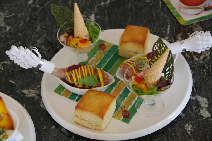 「はらぺこあおむしアフタヌーンティー～THE VERY HUNGRY TEA TIME～」＠帝国ホテル 東京, 1段目は「げつようびのりんご」や「かようびのなし」などスイーツたっぷり, はらぺこあおむしクッキー, “げつようびのりんご”のムース, “かようびのなし”のパイ, “きんようびのオレンジ”のタルト, メロンとフランボワーズのカクテル, 2段目は、食べごたえあるソーセージ！アイスクリームにはしかけが!?, プレーンスコーン＋いちごジャム, 骨付きソーセージとラタトゥイユ, アイスクリームに見立てたポテトサラダとコールスロー, サラミに穴をあけたのは…3段目はこちら！, カラフルピクルスとシーフードのサラダ, スモークサーモンとコーンのチーズクリームチャウダー, サラミと卵のサンドイッチ, スペシャルデザート, “ちょうちょ”のフルーツパンケーキ, はらぺこあおむしアフタヌーンティー～THE VERY HUNGRY TEA TIME～for KIDS, 名作絵本の世界を満喫！「はらぺこあおむしアフタヌーンティー～THE VERY HUNGRY TEA TIME～」, 「はらぺこあおむしアフタヌーンティー～THE VERY HUNGRY TEA TIME～ for KIDS」