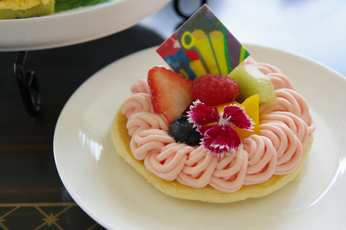 「はらぺこあおむしアフタヌーンティー～THE VERY HUNGRY TEA TIME～」＠帝国ホテル 東京, 1段目は「げつようびのりんご」や「かようびのなし」などスイーツたっぷり, はらぺこあおむしクッキー, “げつようびのりんご”のムース, “かようびのなし”のパイ, “きんようびのオレンジ”のタルト, メロンとフランボワーズのカクテル, 2段目は、食べごたえあるソーセージ！アイスクリームにはしかけが!?, プレーンスコーン＋いちごジャム, 骨付きソーセージとラタトゥイユ, アイスクリームに見立てたポテトサラダとコールスロー, サラミに穴をあけたのは…3段目はこちら！, カラフルピクルスとシーフードのサラダ, スモークサーモンとコーンのチーズクリームチャウダー, サラミと卵のサンドイッチ, スペシャルデザート, “ちょうちょ”のフルーツパンケーキ, はらぺこあおむしアフタヌーンティー～THE VERY HUNGRY TEA TIME～for KIDS, 名作絵本の世界を満喫！「はらぺこあおむしアフタヌーンティー～THE VERY HUNGRY TEA TIME～」, 「はらぺこあおむしアフタヌーンティー～THE VERY HUNGRY TEA TIME～ for KIDS」