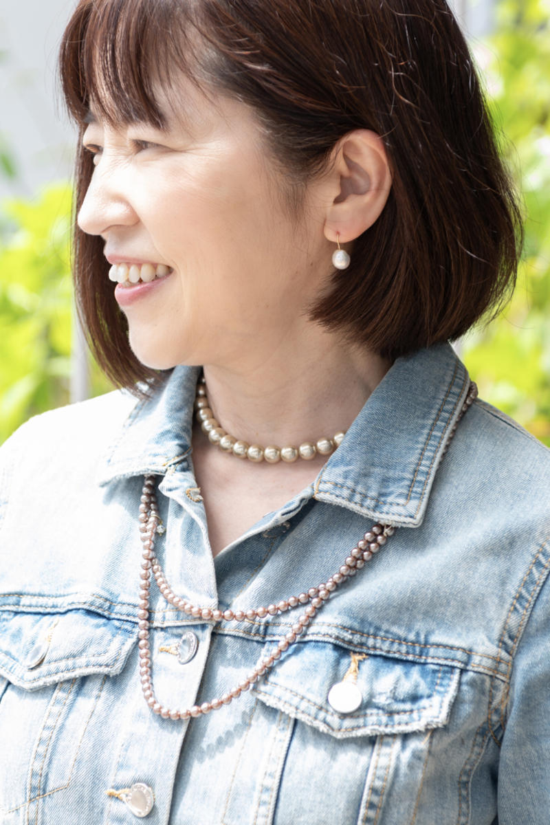 「花柄ボトムス」は同系色のジャケット合わせでIラインを作ってスタイルUP！【Day1】, シアー感のあるトップス＆シューズでトレンド感と軽やかさを！, 落ち感のあるしなやかな素材が脚長効果を発揮！, 「チュールスカート」は短丈デニムジャケットをコンパクトに着てバランスよく！【Day2】, パールアクセサリーで顔まわりを明るくエレガントに, 大人かわいいチャームで遊び心をプラス, この記事を書いた人 松田奈緒