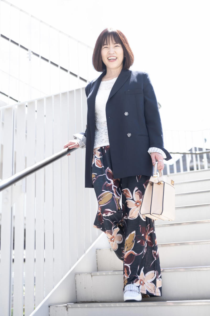「花柄ボトムス」は同系色のジャケット合わせでIラインを作ってスタイルUP！【Day1】, シアー感のあるトップス＆シューズでトレンド感と軽やかさを！, 落ち感のあるしなやかな素材が脚長効果を発揮！, 「チュールスカート」は短丈デニムジャケットをコンパクトに着てバランスよく！【Day2】, パールアクセサリーで顔まわりを明るくエレガントに, 大人かわいいチャームで遊び心をプラス, この記事を書いた人 松田奈緒