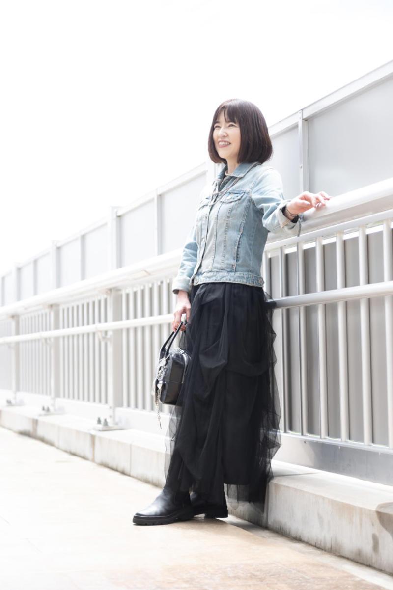 「花柄ボトムス」は同系色のジャケット合わせでIラインを作ってスタイルUP！【Day1】, シアー感のあるトップス＆シューズでトレンド感と軽やかさを！, 落ち感のあるしなやかな素材が脚長効果を発揮！, 「チュールスカート」は短丈デニムジャケットをコンパクトに着てバランスよく！【Day2】, パールアクセサリーで顔まわりを明るくエレガントに, 大人かわいいチャームで遊び心をプラス, この記事を書いた人 松田奈緒