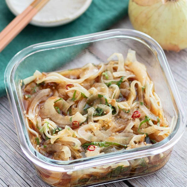 新玉ねぎとかいわれ大根のおかかサラダ, 「新玉ねぎのうまい食べ方」ならこれ！白だしスプーン1杯で決まるシンプルおかかサラダ, 新玉ねぎと大葉のさっぱりしょうゆ漬け, 【新玉ねぎが主役の万能漬け】「もうこれだけでおかずになる」白ごはんにも合う冷蔵庫に常備したいレシピ, 新玉ねぎと大葉の食べるドレッシング, 【新玉ねぎの季節、これだけは絶対やって】「冷蔵庫にあると安心」「白米が止まらん」切って漬けるだけの万能常備菜レシピ, 「あの玉ねぎのやつまた作って！」【新玉ねぎはこう漬けるのが正解】味しみっしみで米が消える