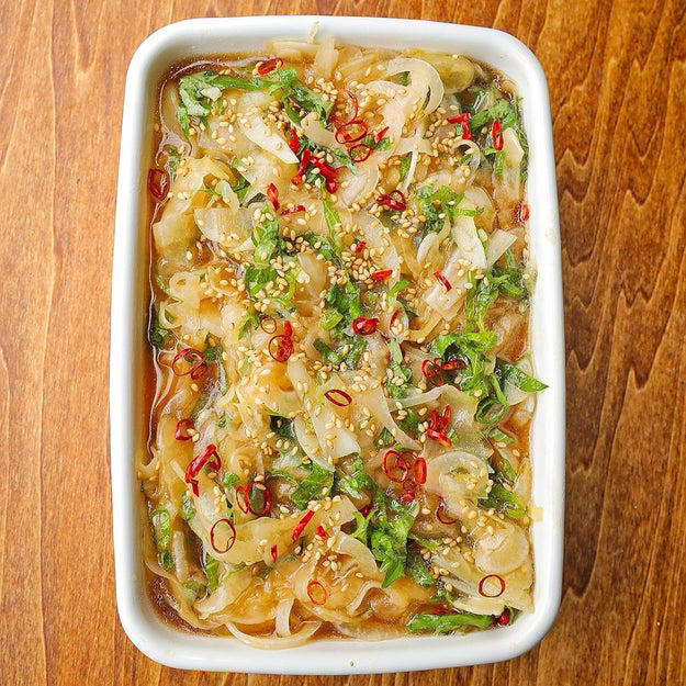 新玉ねぎとかいわれ大根のおかかサラダ, 「新玉ねぎのうまい食べ方」ならこれ！白だしスプーン1杯で決まるシンプルおかかサラダ, 新玉ねぎと大葉のさっぱりしょうゆ漬け, 【新玉ねぎが主役の万能漬け】「もうこれだけでおかずになる」白ごはんにも合う冷蔵庫に常備したいレシピ, 新玉ねぎと大葉の食べるドレッシング, 【新玉ねぎの季節、これだけは絶対やって】「冷蔵庫にあると安心」「白米が止まらん」切って漬けるだけの万能常備菜レシピ, 「あの玉ねぎのやつまた作って！」【新玉ねぎはこう漬けるのが正解】味しみっしみで米が消える