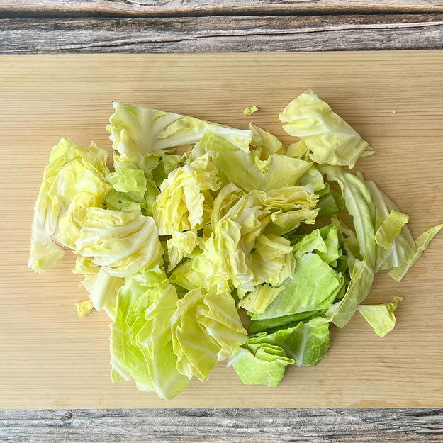 もやしとキャベツのレンチンナムル, 作り方：① キャベツはざく切りにする。, ② 耐熱ボウルに①ともやしを入れてラップをかけ、600Wの電子レンジで4分加熱する。, ③ 粗熱を取り、軽く水気を絞った②に【A】を入れてよく和える。器に盛り、かつお節をかけたら、完成！, 野菜をたくさん、おいしく食べたいならこれ！