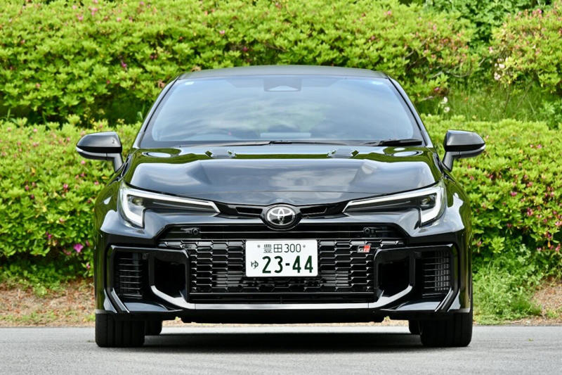 GRカローラとは?, 23式から25式前期までの進化は?, 25式後期では何が変わった?, 実際に走ってみると…, 既販車向けアップグレードプログラムも展開, 【フォトギャラリー】トヨタ「25式GRカローラ後期モデル」