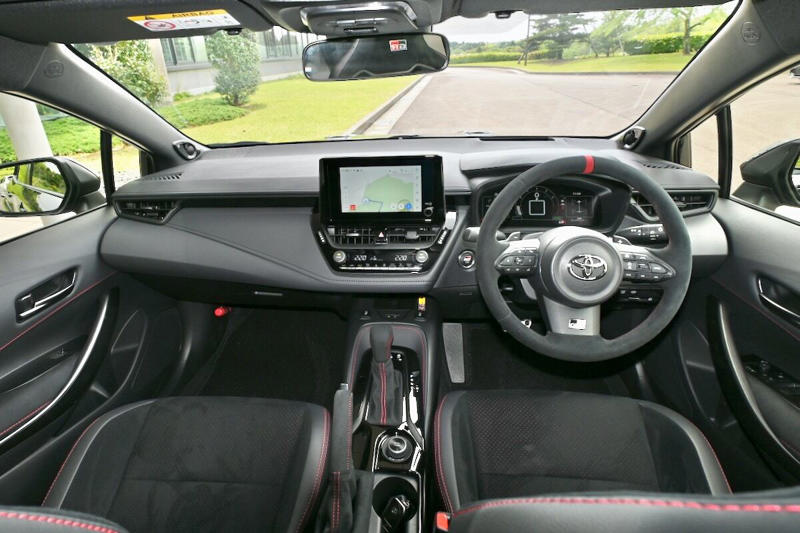 GRカローラとは?, 23式から25式前期までの進化は?, 25式後期では何が変わった?, 実際に走ってみると…, 既販車向けアップグレードプログラムも展開, 【フォトギャラリー】トヨタ「25式GRカローラ後期モデル」