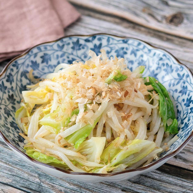 もやしとキャベツのレンチンナムル, 作り方：① キャベツはざく切りにする。, ② 耐熱ボウルに①ともやしを入れてラップをかけ、600Wの電子レンジで4分加熱する。, ③ 粗熱を取り、軽く水気を絞った②に【A】を入れてよく和える。器に盛り、かつお節をかけたら、完成！, 野菜をたくさん、おいしく食べたいならこれ！