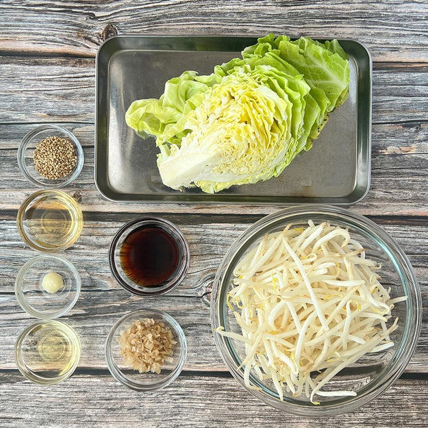 もやしとキャベツのレンチンナムル, 作り方：① キャベツはざく切りにする。, ② 耐熱ボウルに①ともやしを入れてラップをかけ、600Wの電子レンジで4分加熱する。, ③ 粗熱を取り、軽く水気を絞った②に【A】を入れてよく和える。器に盛り、かつお節をかけたら、完成！, 野菜をたくさん、おいしく食べたいならこれ！
