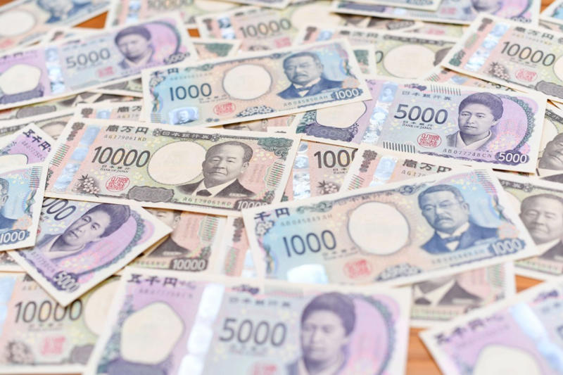 年金生活者支援給付金とは｜制度の基本を確認, 誰が対象？種類ごとの支給要件を整理, 「老齢年金生活者支援給付金」支給要件, 「障害年金生活者支援給付金」「遺族年金生活者支援給付金」の対象者, いくらもらえる？2026年度の年金生活者支援給付金, 【2026年度】年金生活者支援給付金の給付額, 申請しないともらえない｜手続き方法と封筒の違い, 【ケース1】これから老齢年金を受け取り始める人（緑の封筒）, 【ケース2】すでに年金を受給している人の場合（うす緑の封筒）, 【ケース3】老齢基礎年金を繰上げ受給中の場合（うすだいだい色の封筒）, 公的年金に頼る世帯の実態｜収入構成を確認, 【総所得に占める公的年金・恩給の割合別 世帯構成】, 受給漏れを防ぐためのポイント