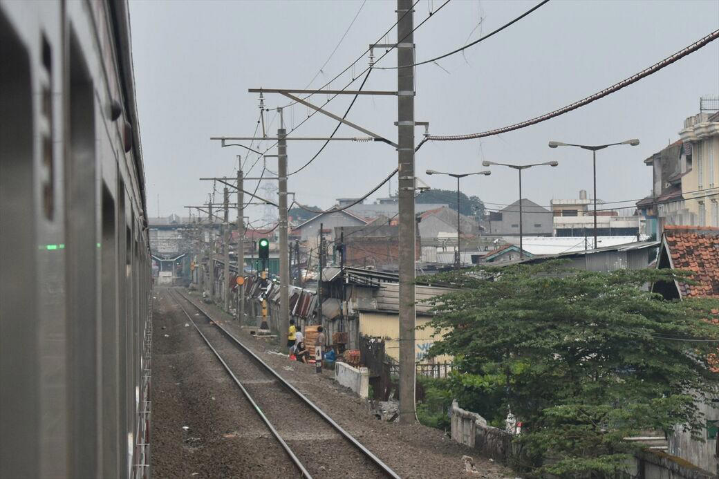 きっかけは踏切事故, 10時間に及んだ救出活動, 衝突直前までブレーキなし？, 保安装置未整備に触れない「公式見解」, 「イノシシがウサギに体当たりしたようなもの」, 日本式保安装置の導入検討も, 日本の安全性を今こそ生かすとき