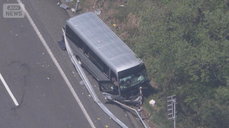 高校生ら21人死傷　ハンドル操作誤った可能性, バス会社が会見「運転歴 把握していない」, 「（バスは）顧問が業者に頼んで借り上げた」, 部活動のため新潟から福島に向かう道中で発生, 男子高校生1人が死亡, 緩衝ドラムに衝突, 「中型バスの事故。追突車両がある」と通報