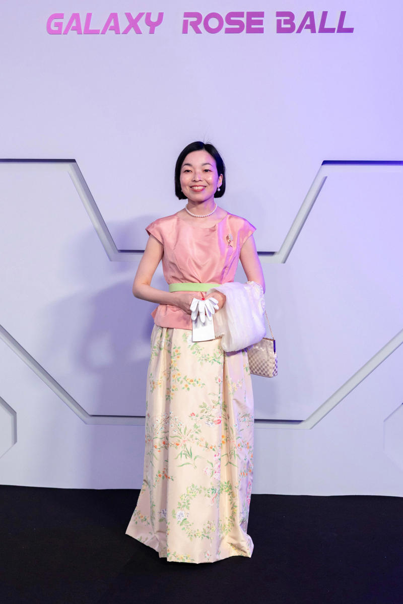 今年もシャルレーヌ公妃が登場, 2026年テーマは「宇宙」, 恒例の薔薇もライトアップ, 煌めくパールグレーで宇宙を優美に体現, 日本からは三笠宮彬子さまが来場, キティ・スペンサーはアートなクチュールモードに, ベアトリーチェ・ボロメオはモダンを極めて, アレクサンドラ王女は10年来のボーイフレンドと, モナコで一番ホットな新婚カップルも