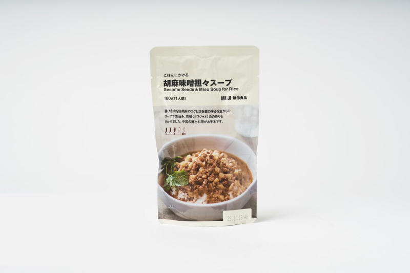 忙しい日はひと手間加えておいしくアレンジできる無印良品のレトルトが最強！, 豆板醤のピリ辛がうまい！「ごはんにかける 胡麻味噌担々スープ」, 【アレンジ】うどんにかけて担々麺風！, うずらの卵が2個入った野菜たっぷり中華丼「ごはんにかける 八宝菜」, 【アレンジ】ミニラーメンにかけてかた焼きそば風, 大人のための奥深い味わい！「焙煎スパイスのごろり牛肉カレー」, 【アレンジ】チーズと温玉でアレンジスパイシーでお肉もしっかり！, 子どもも喜ぶハワイの味！「素材を生かしたロコモコ」, 【アレンジ】目玉焼きと野菜でアレンジしてみんな大好きロコモコに！, 教えてくれたのはこの人たち！